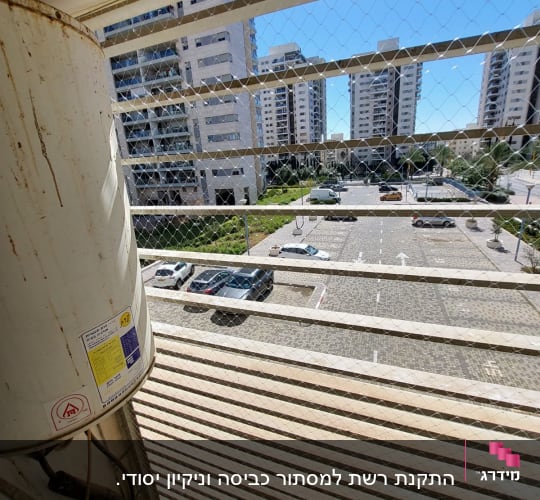 רשת מתכת למניעת כניסת יונים על מרפסת